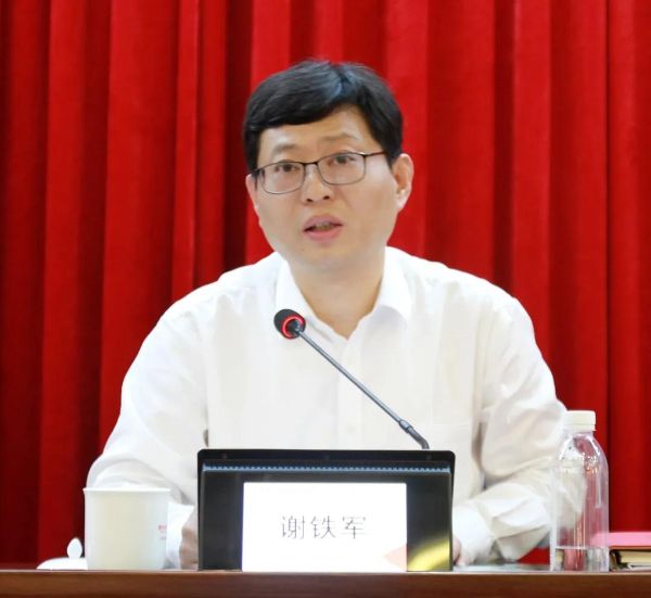 ▲ 第六届董事会董事长谢铁军发言 ▲ 第六届董事会董事长谢铁军发言