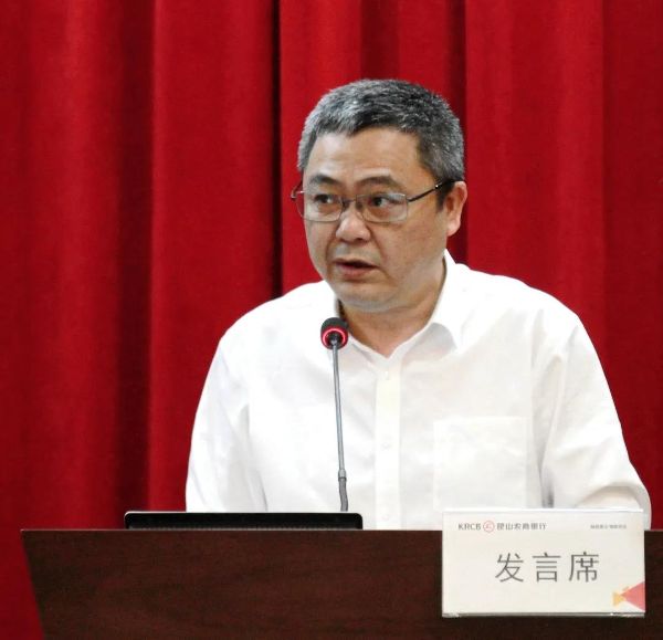 ▲ 第六届监事会监事长朱成发言 ▲ 第六届监事会监事长朱成发言